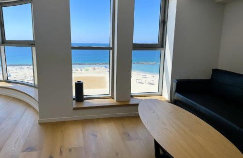 Haifa Apartment | Elegant Oceanfront Apartment with Restaurant & Breakfast