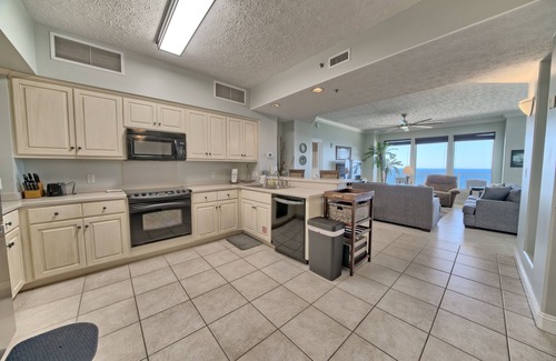 Thomas Drive Condo | Beachfront Condo with Pool Access and Free WiFi - Unit 1202