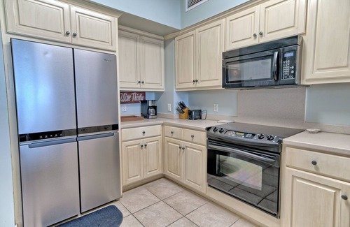 Thomas Drive Condo | Beachfront Condo with Pool Access and Free WiFi - Unit 1202