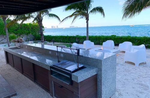 Zona Hotelera Villa | Beachfront Oasis in Cancun with Private Pool and Family Fun