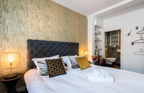 De Weteringschans Bed & Breakfast | Elegant Boutique Suite in the Heart of City Center