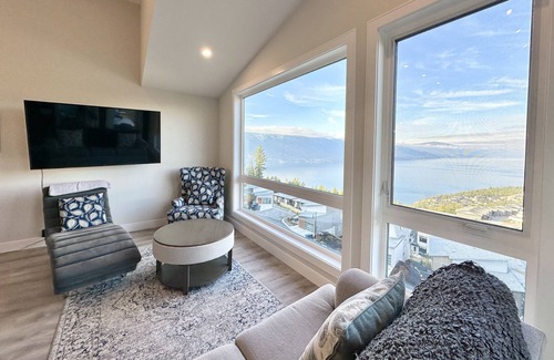 McKinley House | New Home with Beautiful Okanagan Lake Views and Breakfast