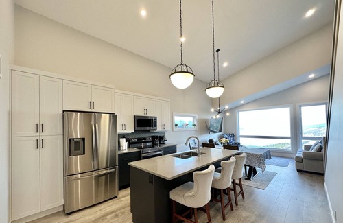 McKinley House | New Home with Beautiful Okanagan Lake Views and Breakfast