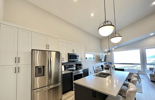 McKinley House | New Home with Beautiful Okanagan Lake Views and Breakfast