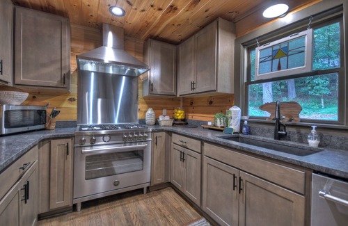 Suches Cabin | Guest Rated 10/10: Brown Mountain River Cabin with Hot Tub