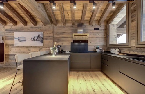 Les Praz-de-Chamonix Ski Chalet | Ideal Chalet for 12 with Kitchen and Child-Friendly Amenities