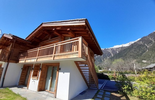 Les Praz-de-Chamonix Ski Chalet | Ideal Chalet for 12 with Kitchen and Child-Friendly Amenities