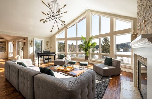 Saint-Faustin-Lac-Carre Ski Chalet | Idyllic Cottage Retreat near Mt-Tremblant with Spa & Lake Views