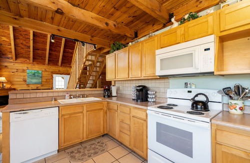 Stanton Cabin | Idyllic Cabin Near Red River Gorge with Pool & Breakfast