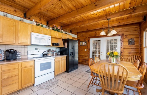 Stanton Cabin | Idyllic Cabin Near Red River Gorge with Pool & Breakfast