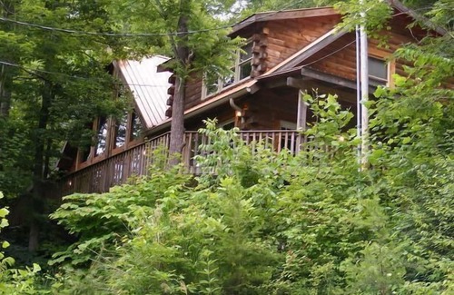 Stanton Cabin | Idyllic Cabin Near Red River Gorge with Pool & Breakfast