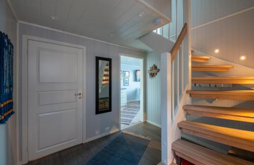 Vestvagøy House | Cozy Waterfront Cabin with Ocean Views and High Ratings