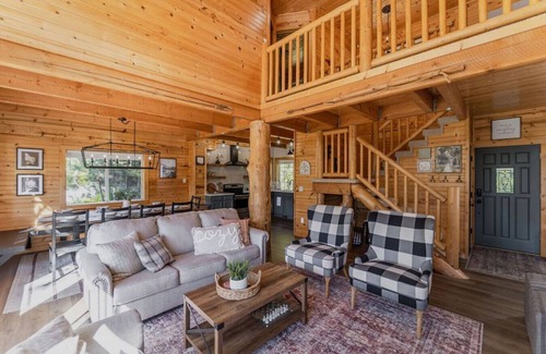 Cascade Cabin | Cozy Cabin Near Lake Cascade with Hot Tub & Pool Access