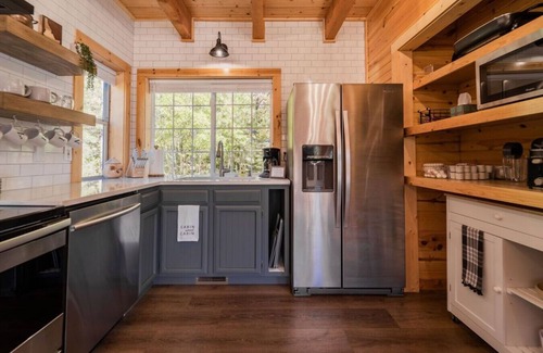 Cascade Cabin | Cozy Cabin Near Lake Cascade with Hot Tub & Pool Access