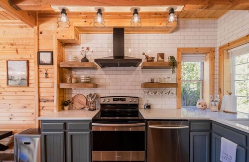 Cascade Cabin | Cozy Cabin Near Lake Cascade with Hot Tub & Pool Access