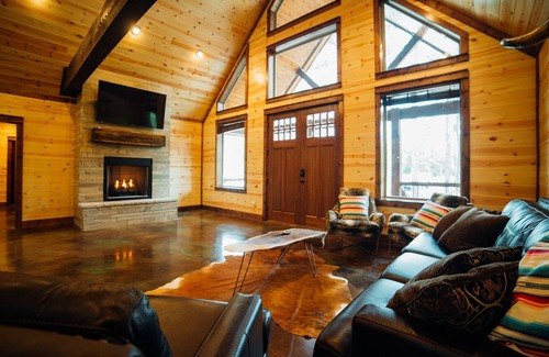 Hochatown Cabin | Pet-Friendly Cabin with Game Room, Hot Tub & Playground