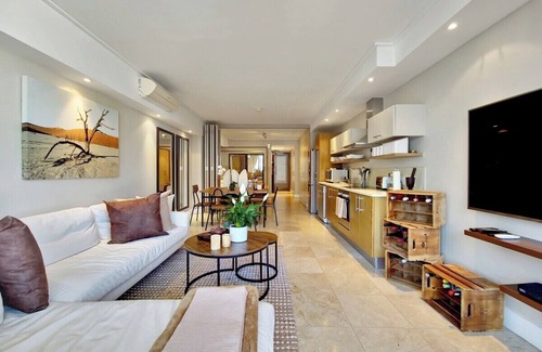 Victoria and Alfred Waterfront Apartment | Luxurious, Canal Apt w Pool+WIFI, V&A on Doorstep