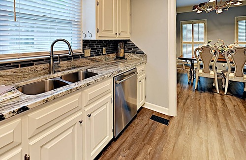 Little Rock House | Prime Hotel with Kitchen Access and 9.8/10 Guest Rating