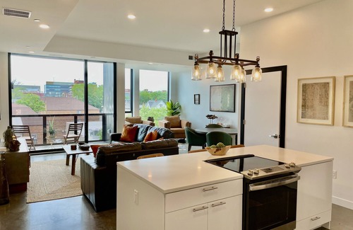 Iowa City Condo | Stylish Condo with Lake View in Downtown Iowa City