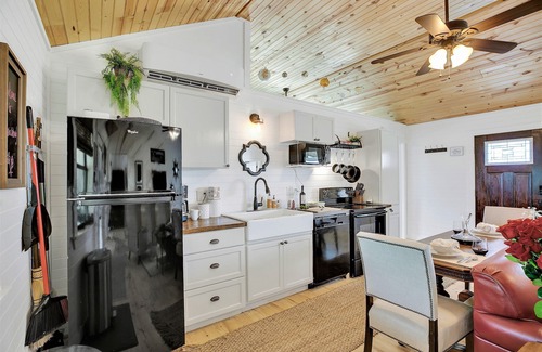 Fredericksburg Cottage | Elegant Cottage Retreat with Pool in Fred Wine Country