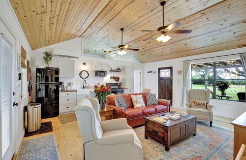 Fredericksburg Cottage | Elegant Cottage Retreat with Pool in Fred Wine Country