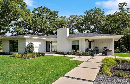 College Station House | Luxurious Cottage with Lovely Outdoor Living Area in Texas