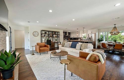College Station House | Luxurious Cottage with Lovely Outdoor Living Area in Texas
