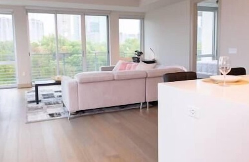 Uptown Apartment | Luxurious & cozy 2bedroom/2bath apt (Victory park)
