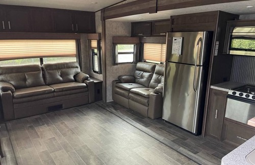 Lexington House | Luxurious Cozy RV Open Range Glamping Experience @ KHP