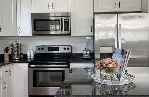 Durham House | Ideal Downtown Retreat with Spa, Breakfast & 10/10 Rating
