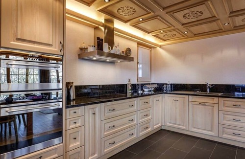 Saanen Apartment | Elegant Retreat with Jacuzzi, Sauna & Spa Amenities