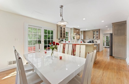 Bethesda House | Beautifully Renovated House with Spa & Hot Tub, Rated 9.8