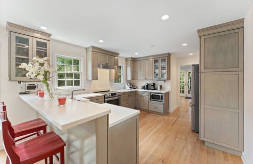 Bethesda House | Beautifully Renovated House with Spa & Hot Tub, Rated 9.8