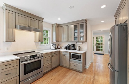 Bethesda House | Beautifully Renovated House with Spa & Hot Tub, Rated 9.8