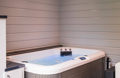 Twyford Cabin | Private Hot Tub Retreat: Guest Rated 10/10 Garden Cabin