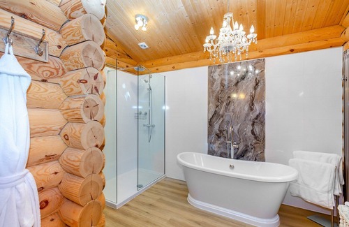 Carlton-in-Cleveland Cabin | Cozy Real Log Lodge with Spa & Family-Friendly Amenities