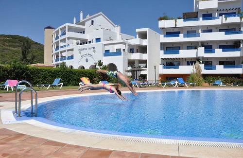 Castillo de Sabinillas Apartment | Cozy Groundfloor Apartment Near Oceanfront Resort Retreat