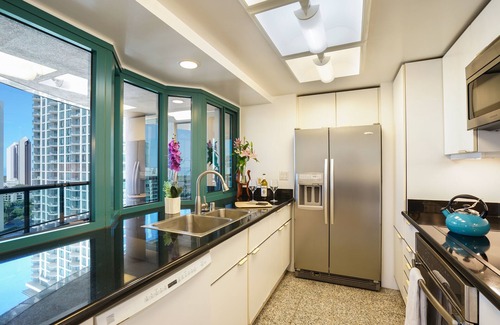 Waikiki Condo | Top-Rated Waikiki Landmark Condo with Ocean and Diamond Head Views