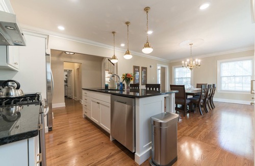 Columbia House | Historic Home in Columbia with Pool and Breakfast Included