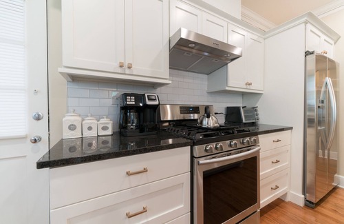 Columbia House | Historic Home in Columbia with Pool and Breakfast Included