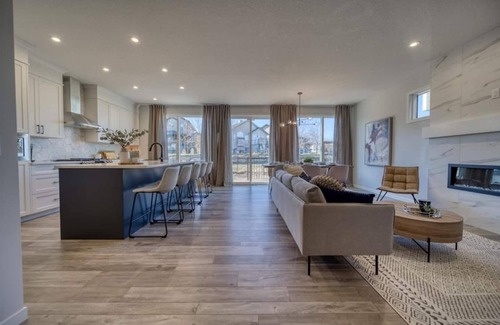 Calgary House | Spacious 5-Bedroom Retreat with Family-Friendly Amenities