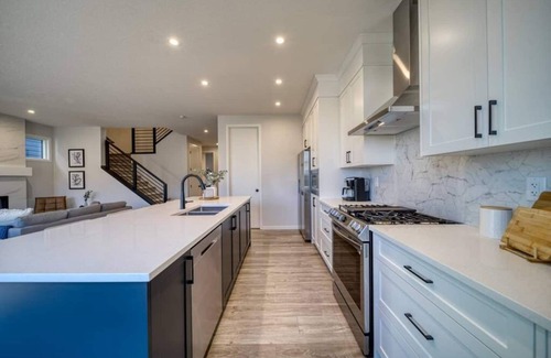 Calgary House | Spacious 5-Bedroom Retreat with Family-Friendly Amenities