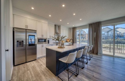 Calgary House | Spacious 5-Bedroom Retreat with Family-Friendly Amenities