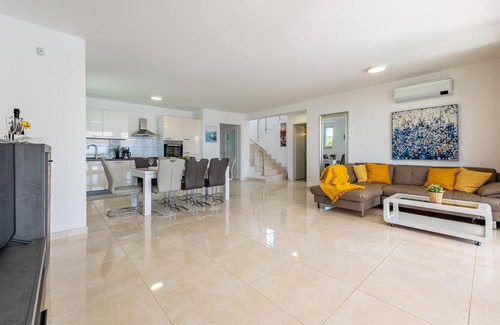 Kolanjski Gajac House | Discover Family Fun at Pag-Novajla with Oceanfront Bliss