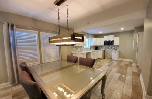 Niagara Falls House | Elegant Retreat in the Heart of Niagara Falls with Pool