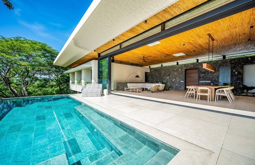 North Pacific Coast House | Beautiful Retreat with Infinity Pool & Ocean Views
