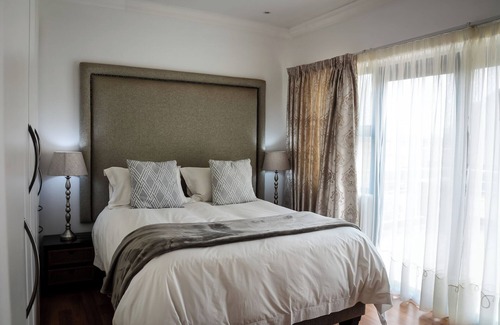 Vredefort House | Elegant Island Retreat with Majestic Vaal River Views