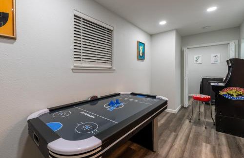 Wetmore House | Relaxing Retreat with Hot Tub & Tree Deck Near 6 Flags