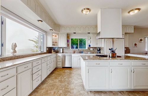 Fort Bragg House | Oceanview Retreat: Game Room, Hot Tub & High Ratings