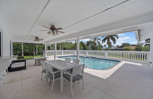 Wellington House | Elegant House Near West Palm Beach with Breakfast Included